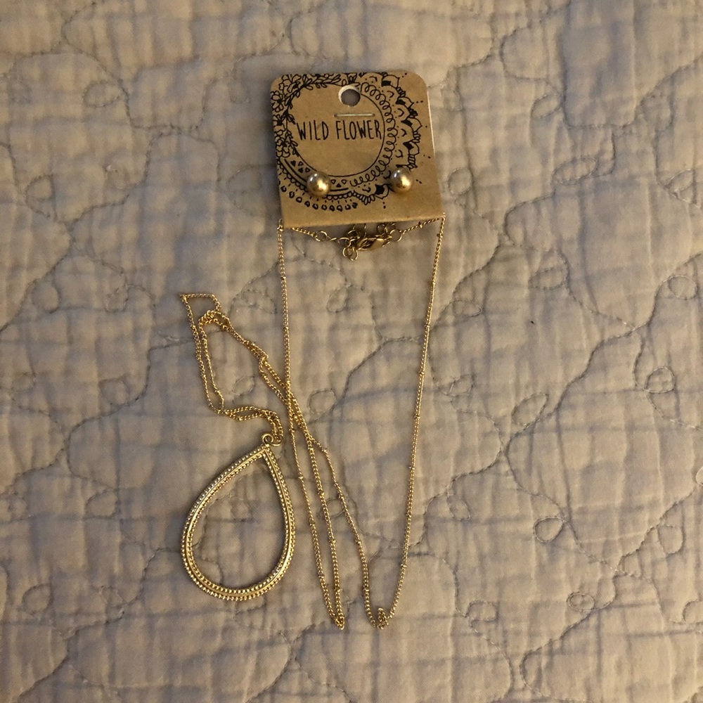 Long necklace with a pair of studs